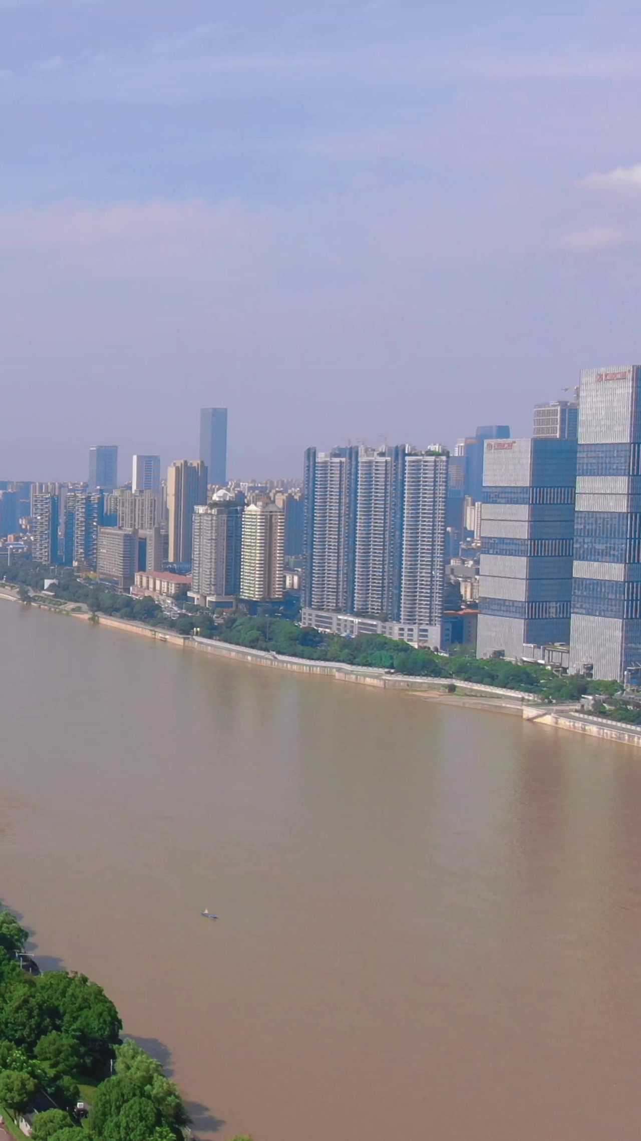 湖南长沙湘江风光带竖屏航拍 