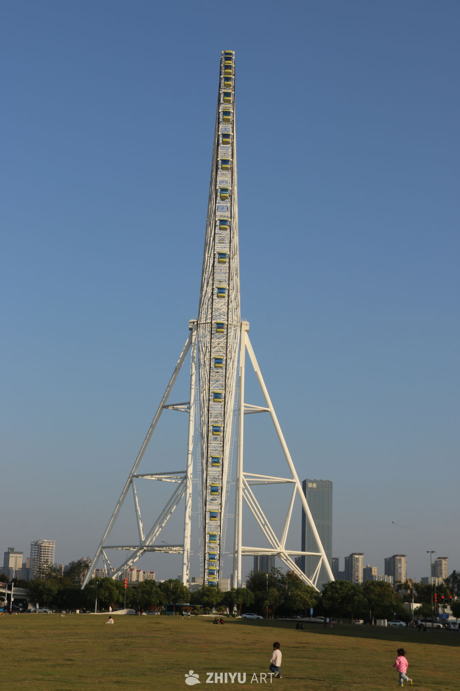 摩天轮下的城市乐园