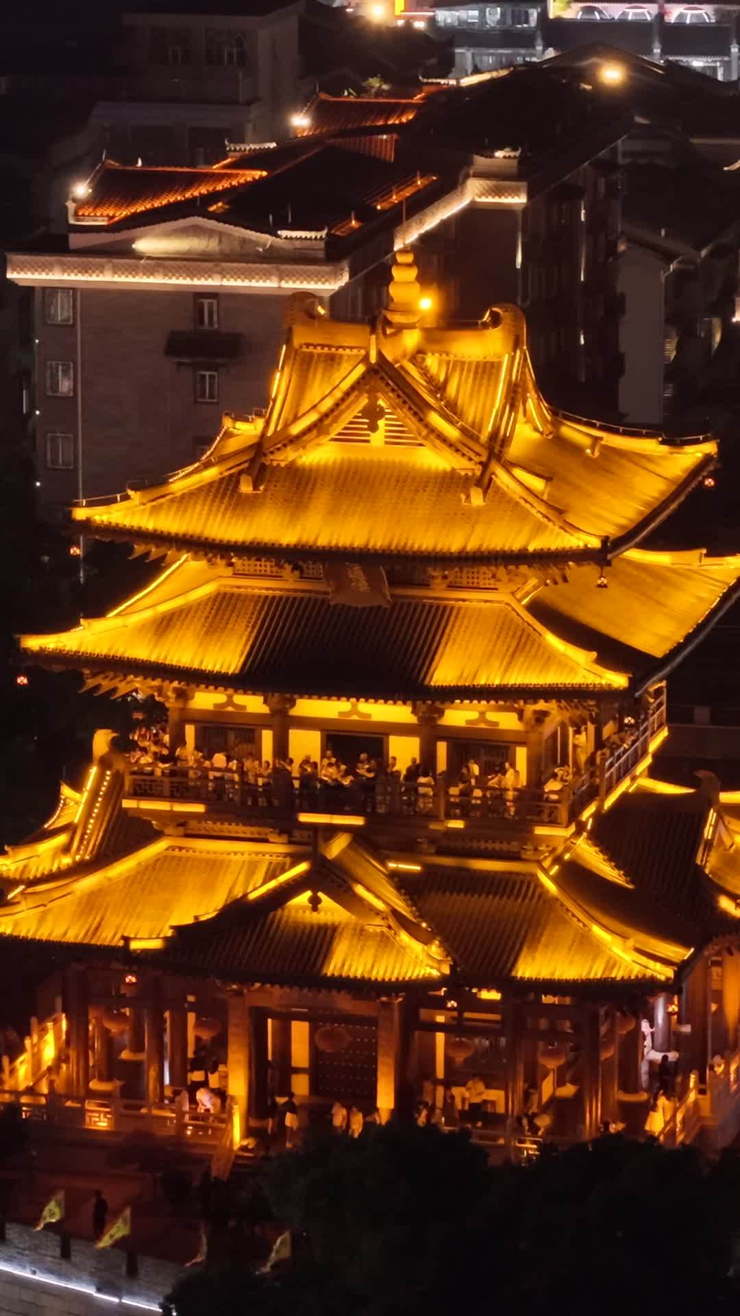 灯火辉煌的古建筑夜景