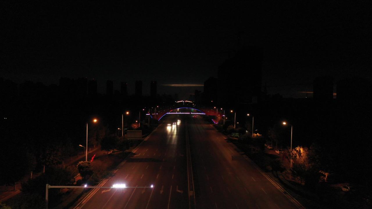 夜幕下的城市之路