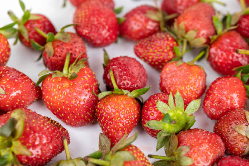 新鲜草莓水果实拍 16