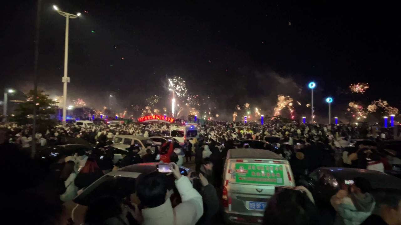 青岛元旦跨年夜石老人浴场人群烟花