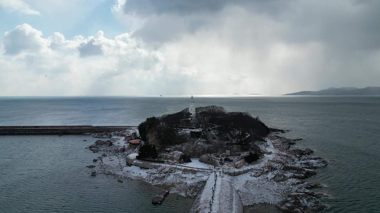 青岛市南海边老城区小青岛公园冬天雪景航拍 17