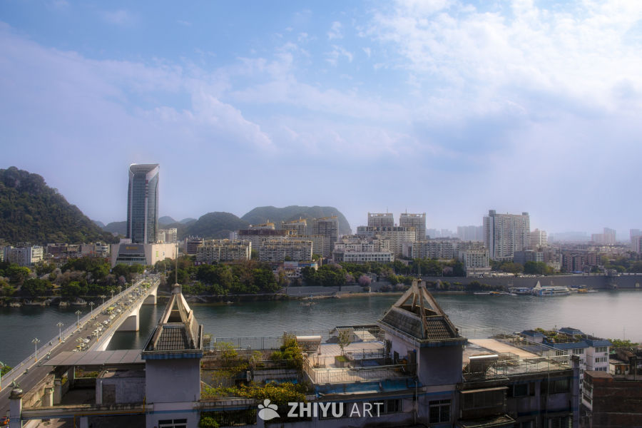 城市河畔的现代与自然交织