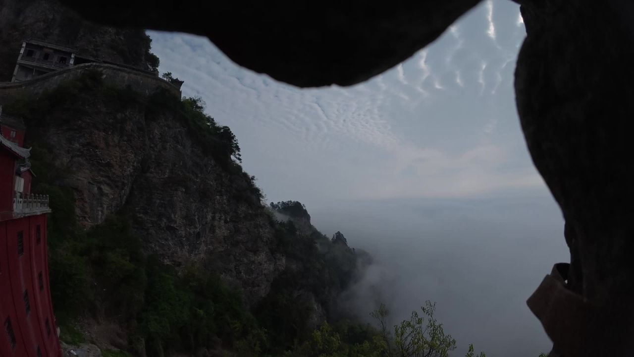 悬崖边的寺庙与云海