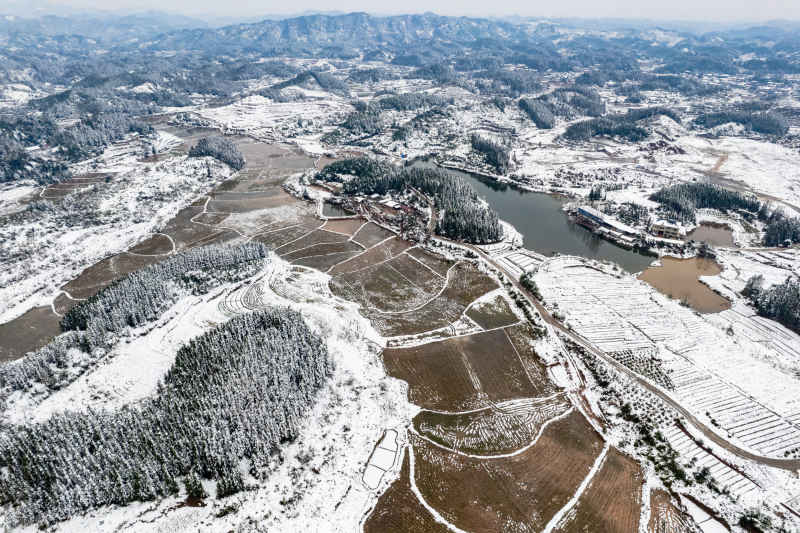 田园乡村冬天雪景航拍图 