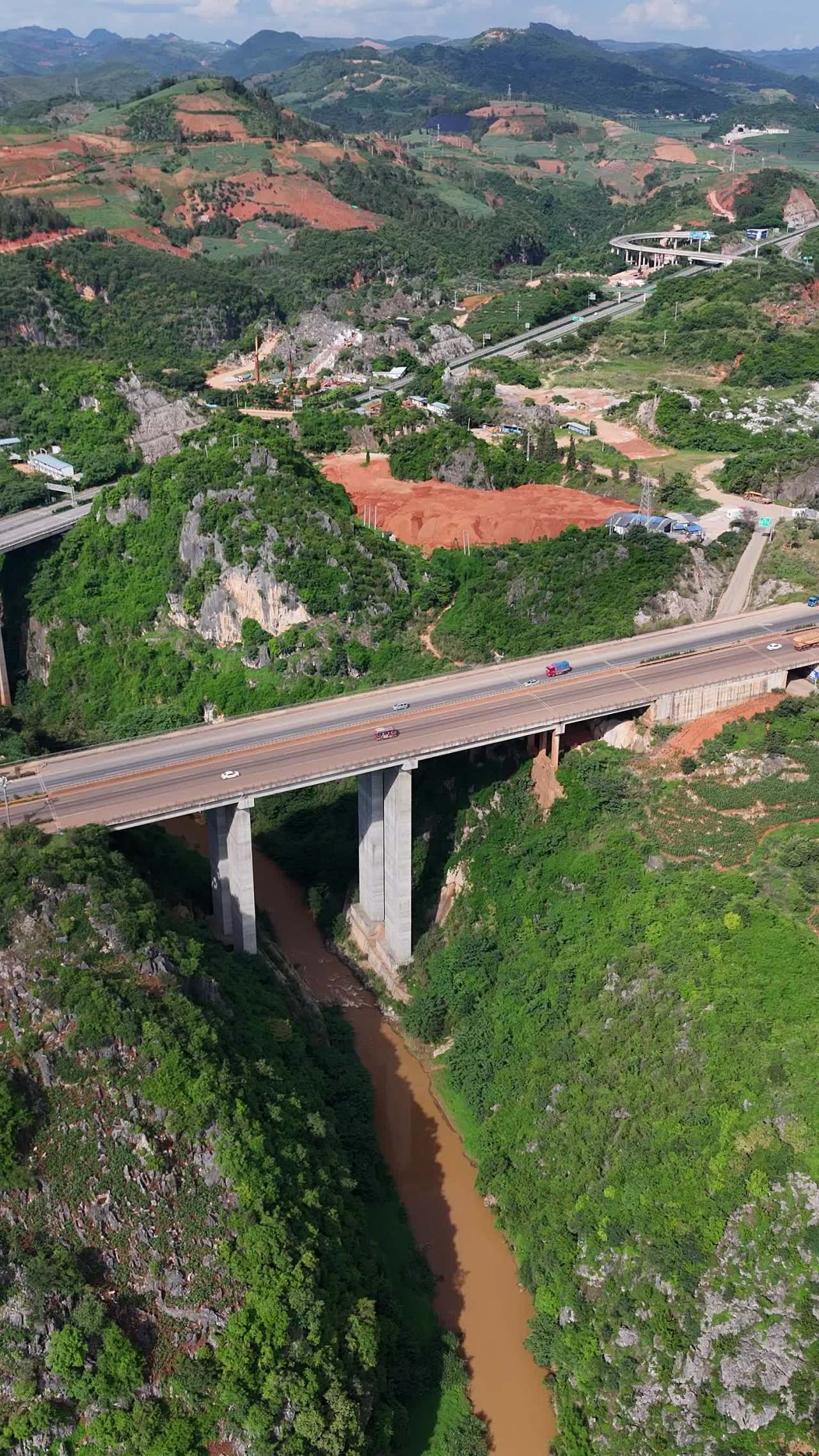 山间公路与河流的交响