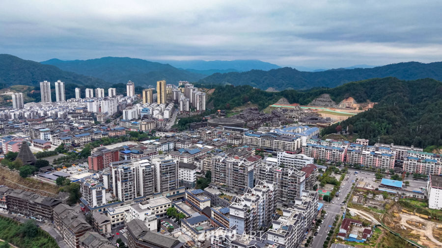 山城全景：现代与自然的和谐共存