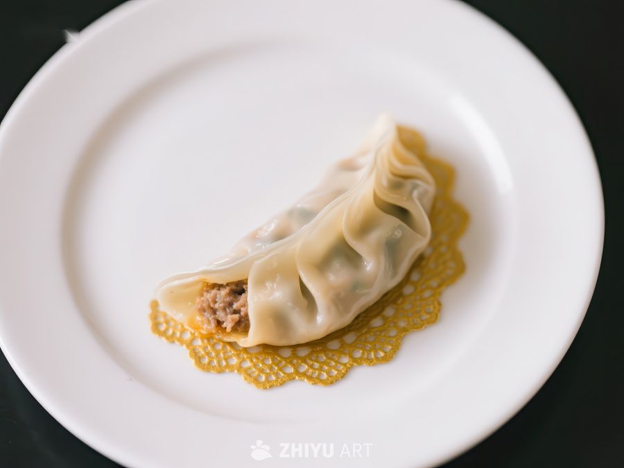 盘中精致饺子，搭配金黄色装饰 659