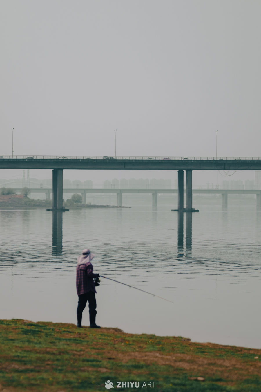 桥下河畔钓鱼人
