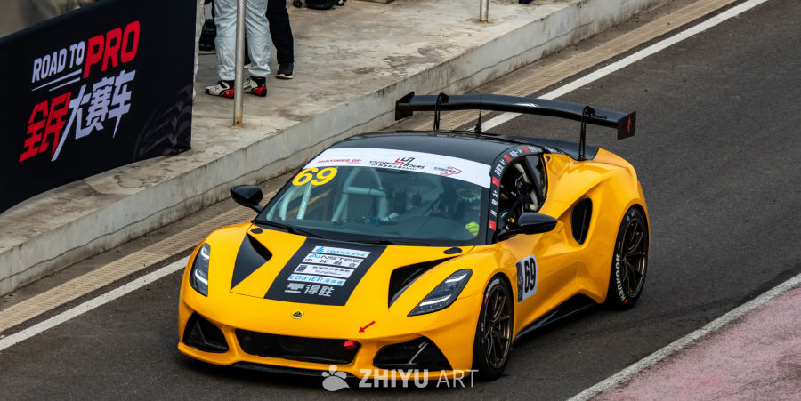 黄色赛车驰骋赛道瞬间