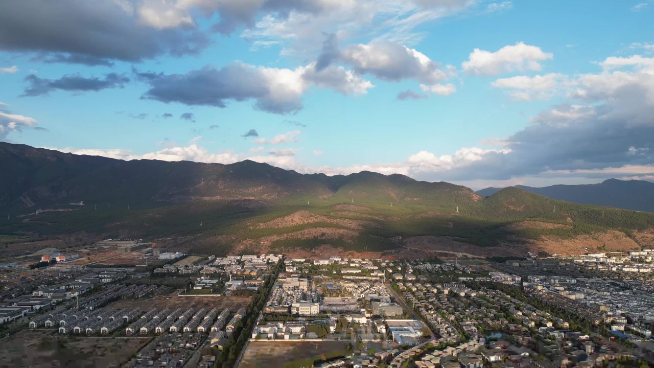 航拍云南丽江束河古镇4A景区