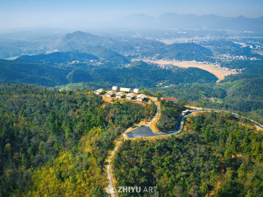 山间露营与蜿蜒公路