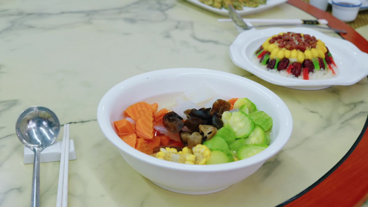 餐厅餐桌美食展示