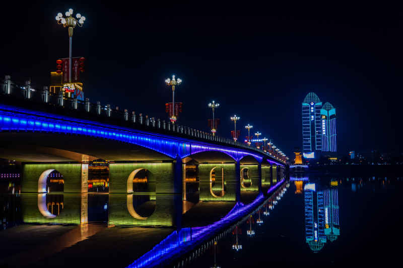 夜景下的桥