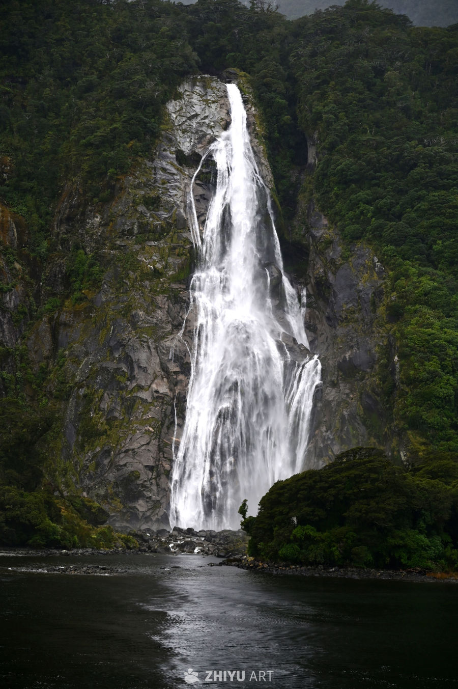 新西兰南岛阴雨中米尔福德峡湾的高大瀑布和峡湾风光 1