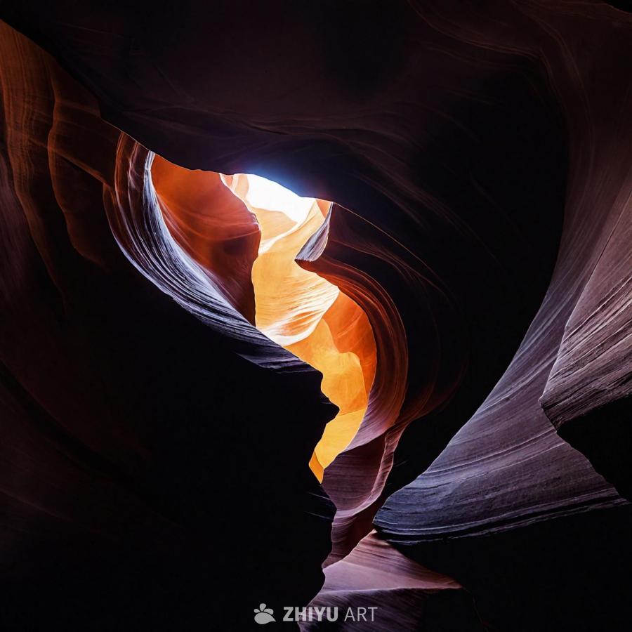 画面展示了羚羊峡谷的壮丽景色，这是美国的一个自然奇