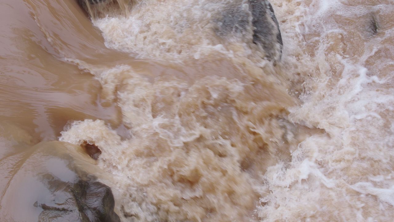 雨季湍急的河水