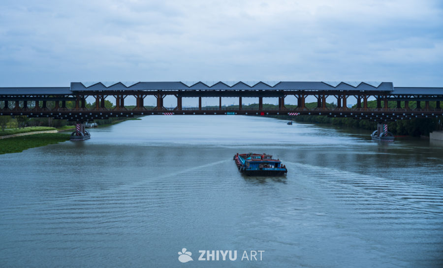 河流上的桥梁与货船
