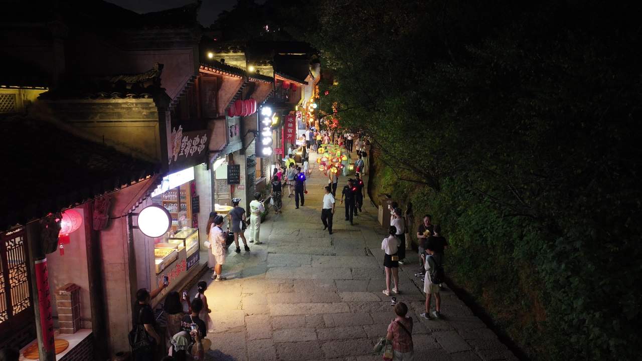 夜色中的古街热闹景象