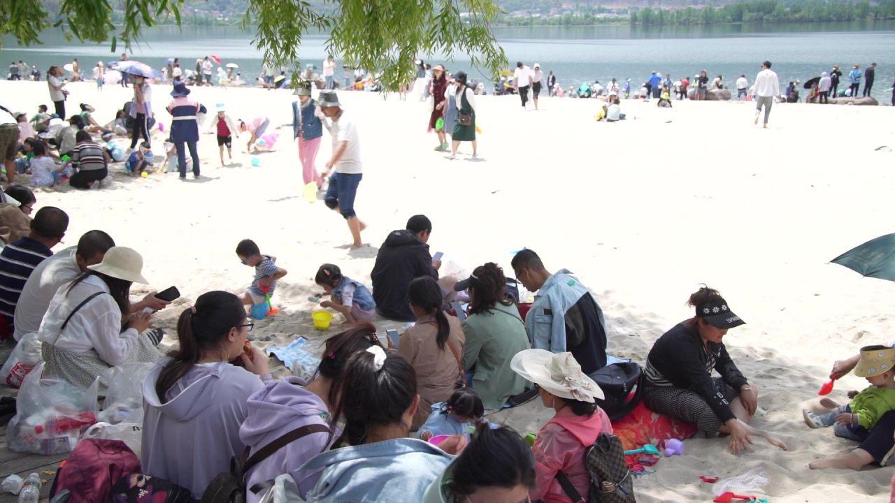 邛海边 沙滩上玩耍的人群