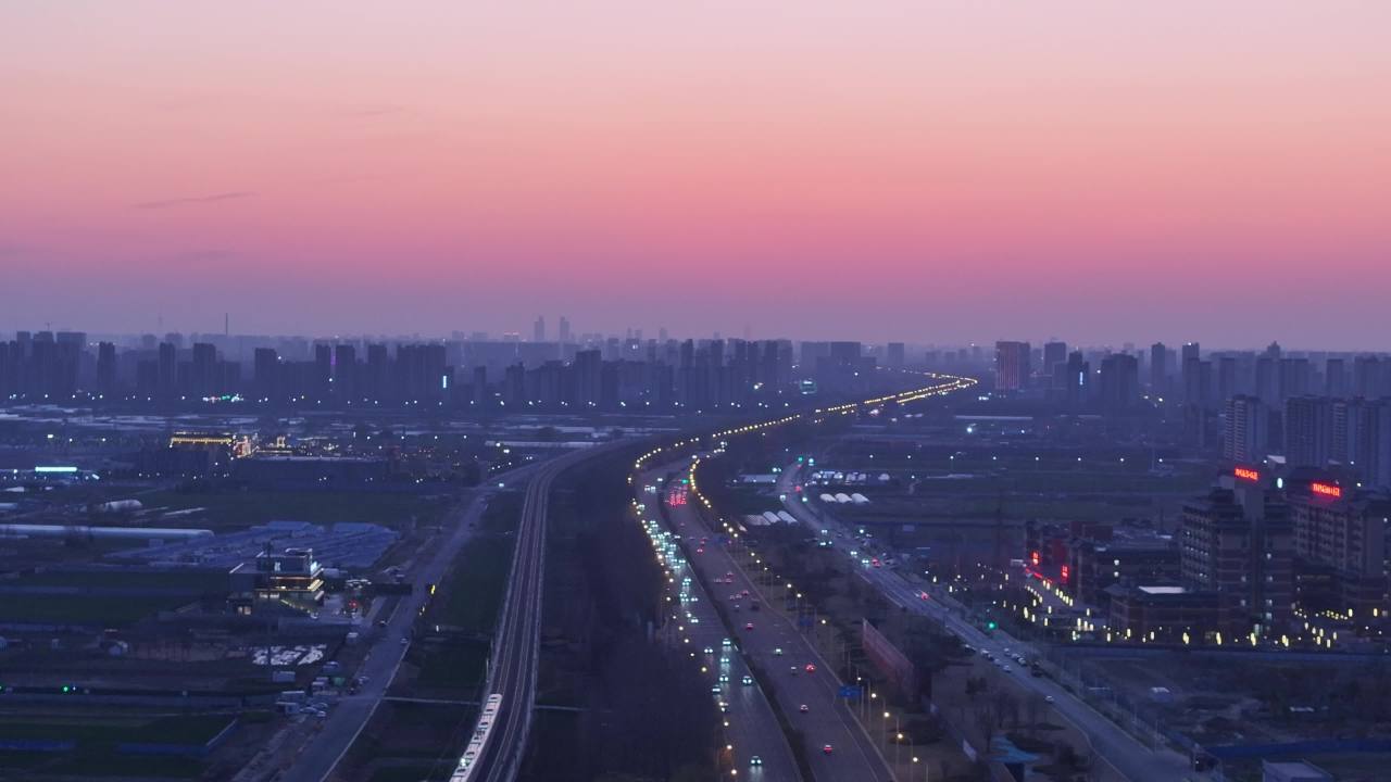 城市黄昏的繁忙公路