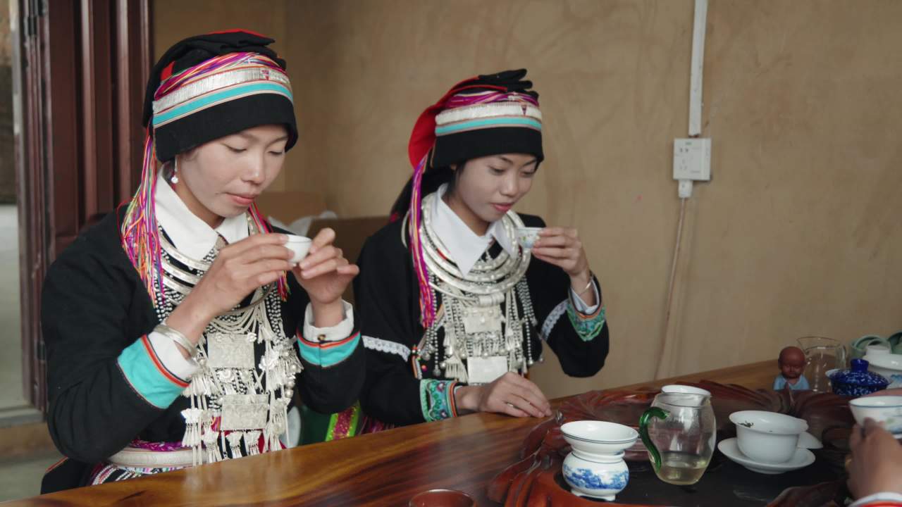 苗族女子品茶