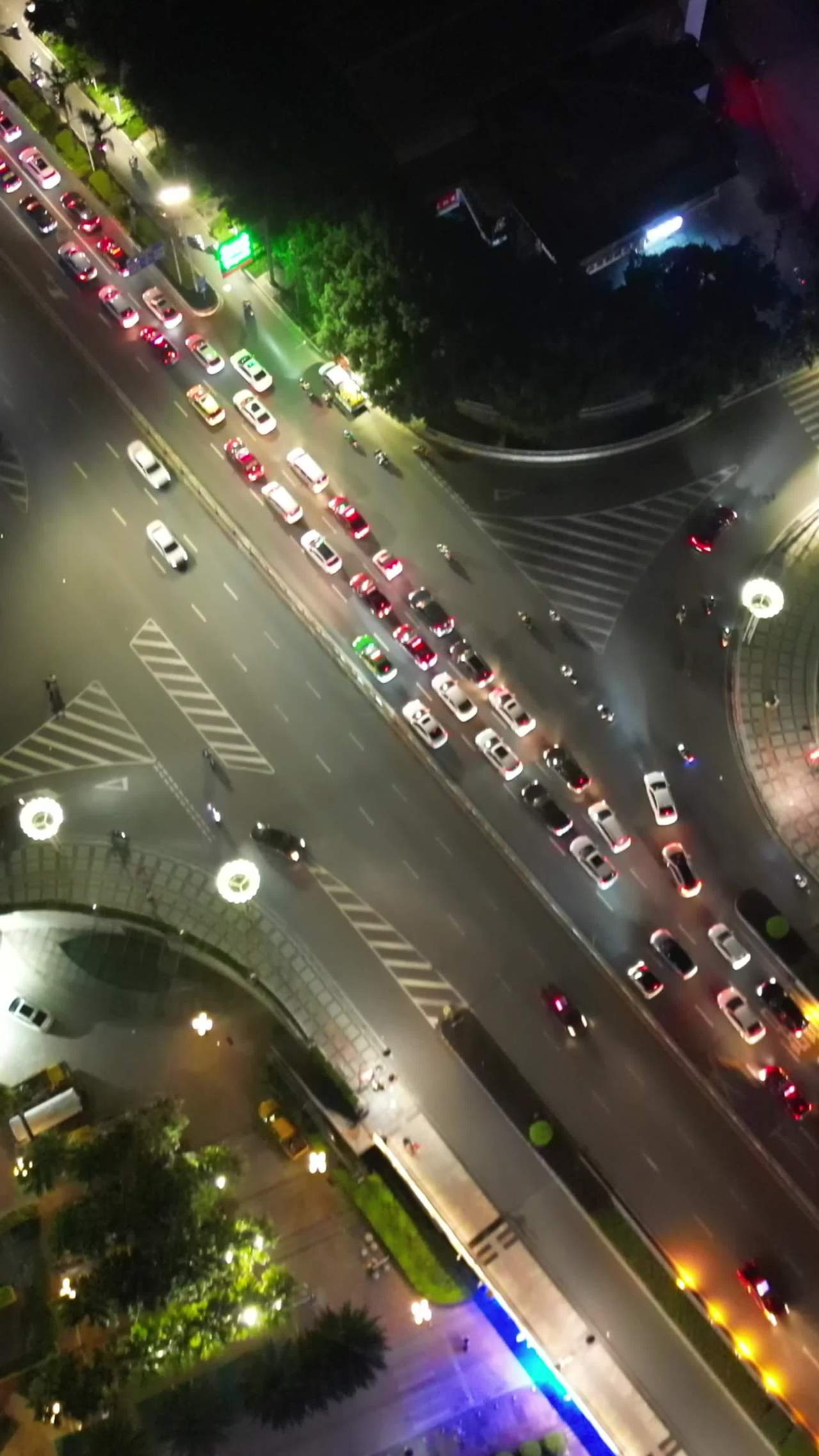 夜幕下的都市车流