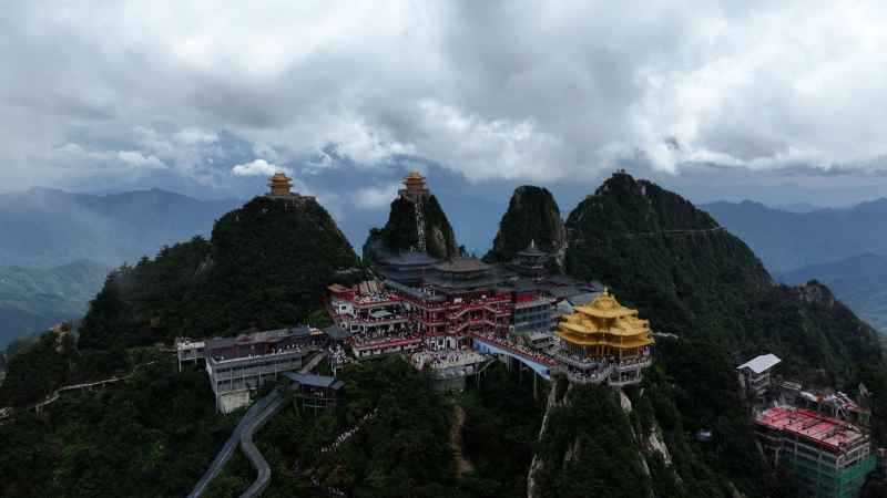 老君山航拍多云金顶 4