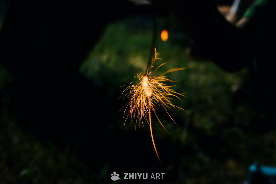 夜空下的火花