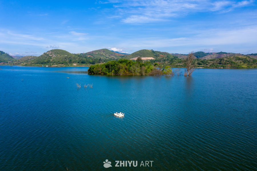 湖畔静谧山水图