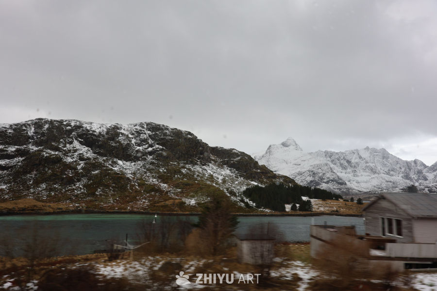 冬日湖畔的静谧山景