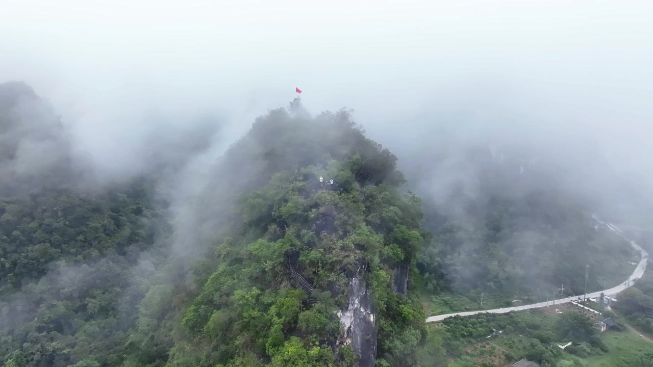 云雾缭绕的山巅