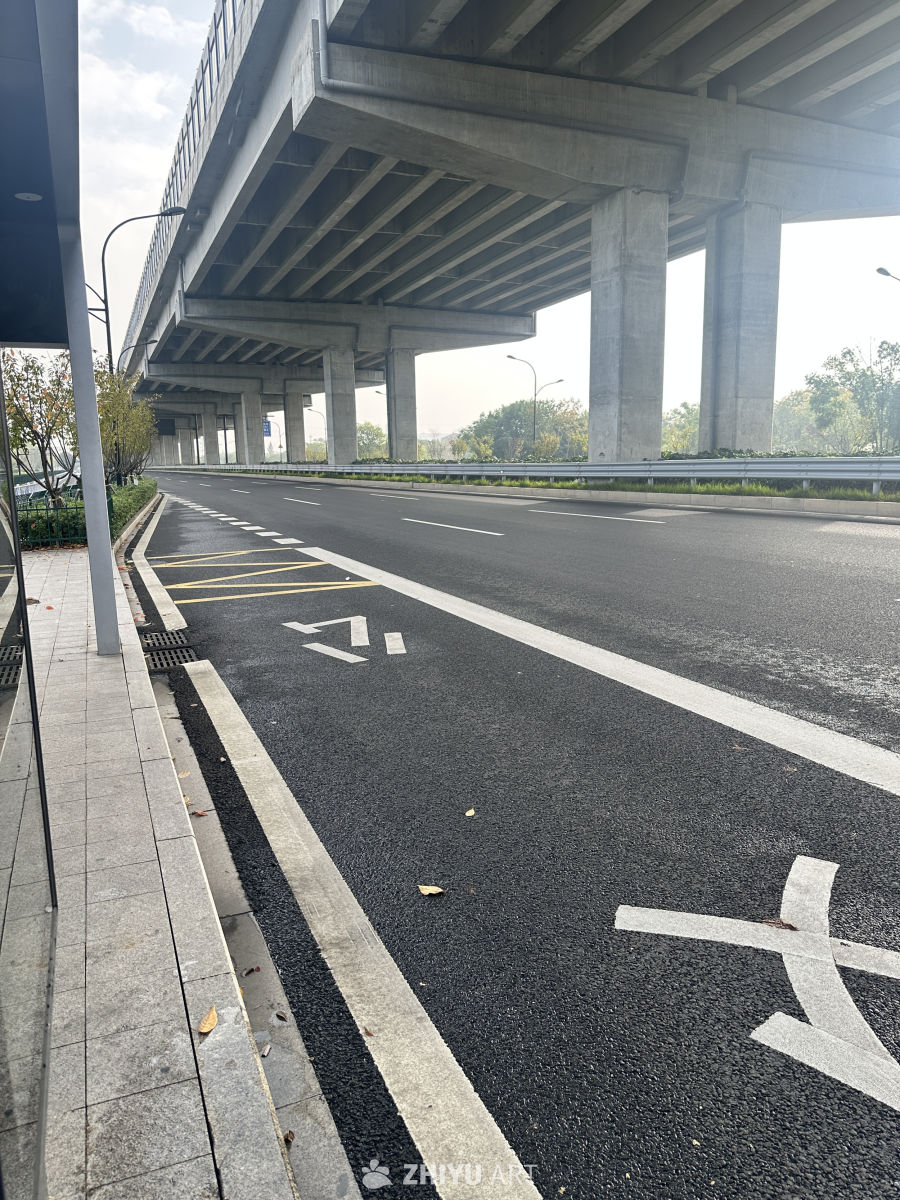 清晨高架下的空旷街道