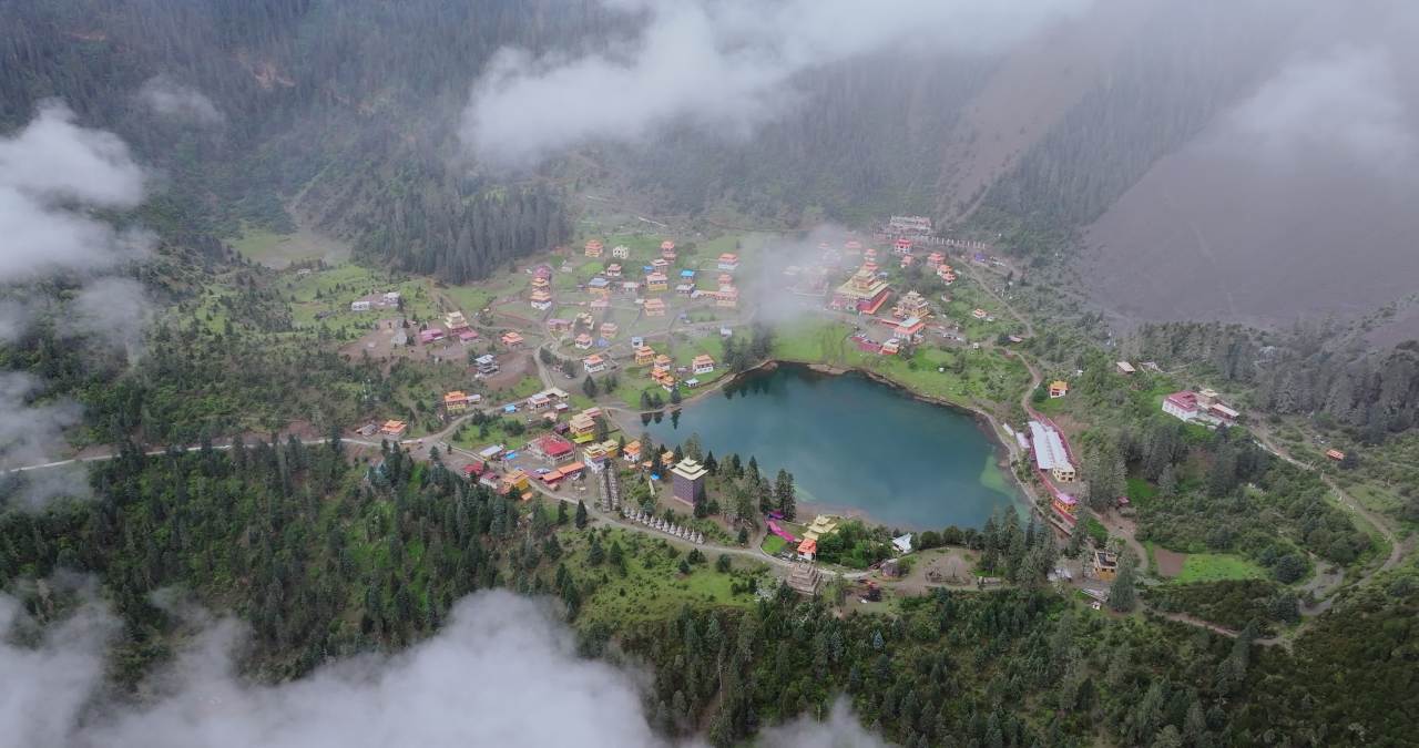 川西措卡湖唯美自然风光特色建筑