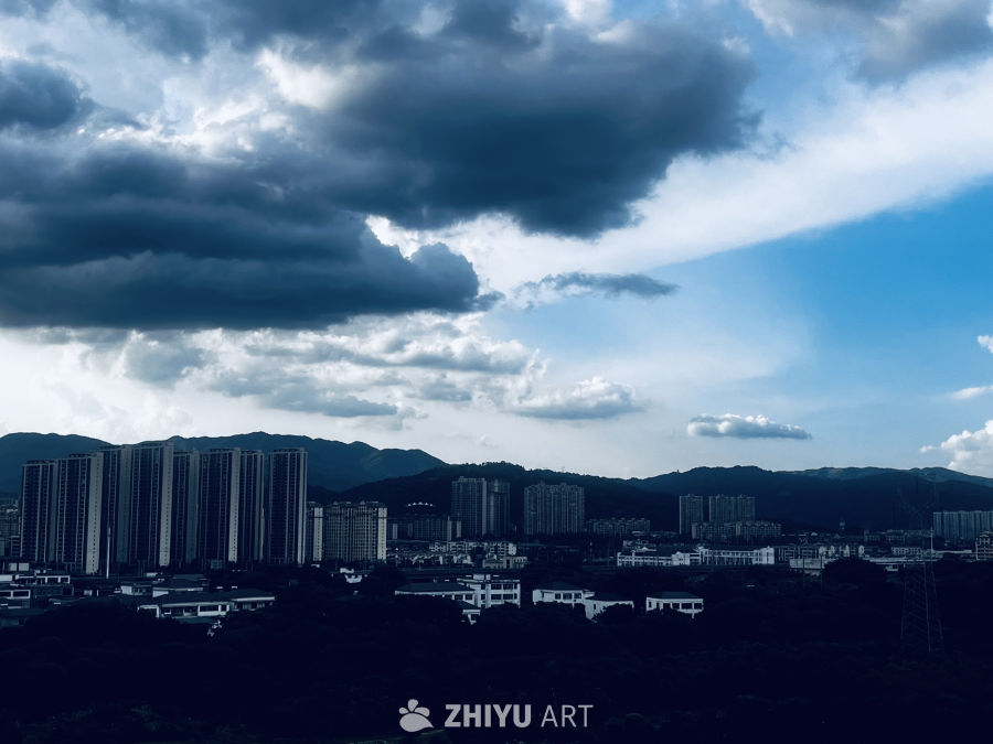 城市与山峦的光影交错