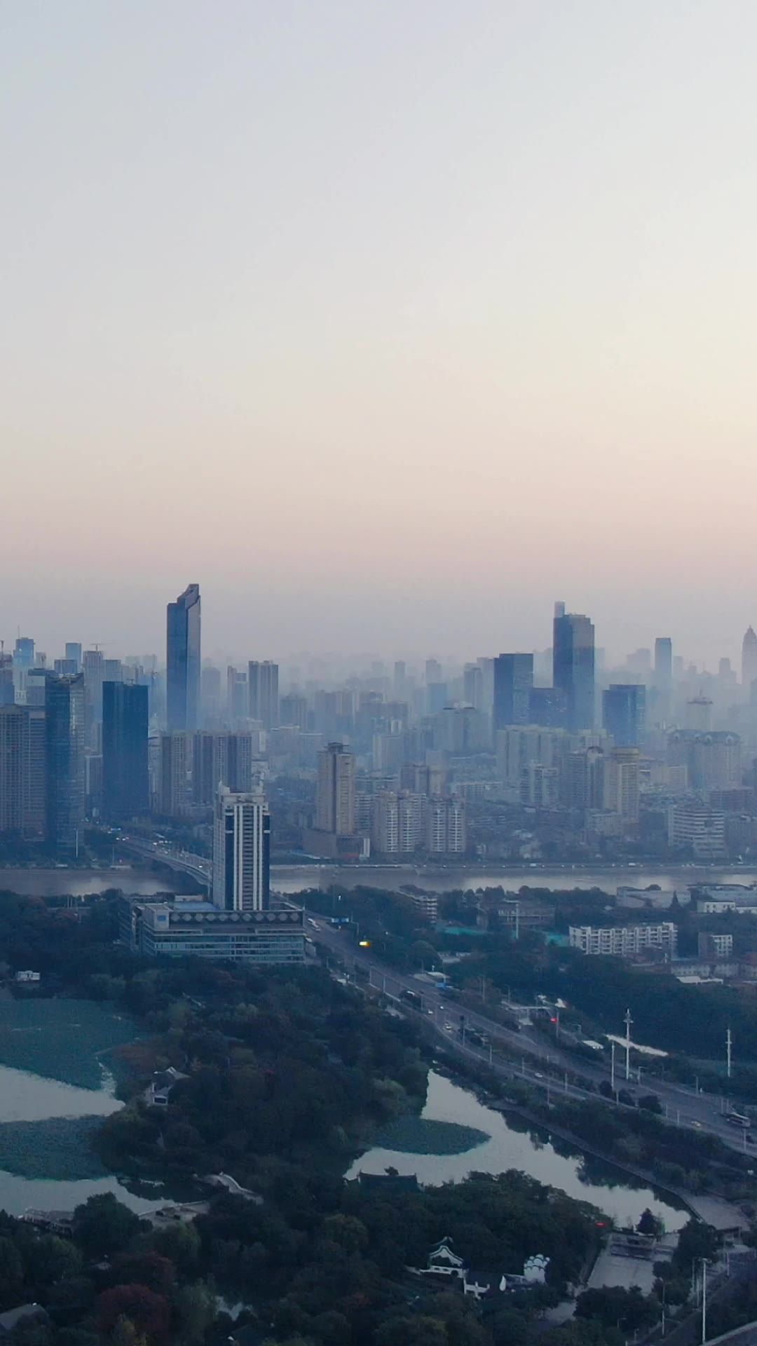  城市航拍武汉清晨迷雾竖屏航拍