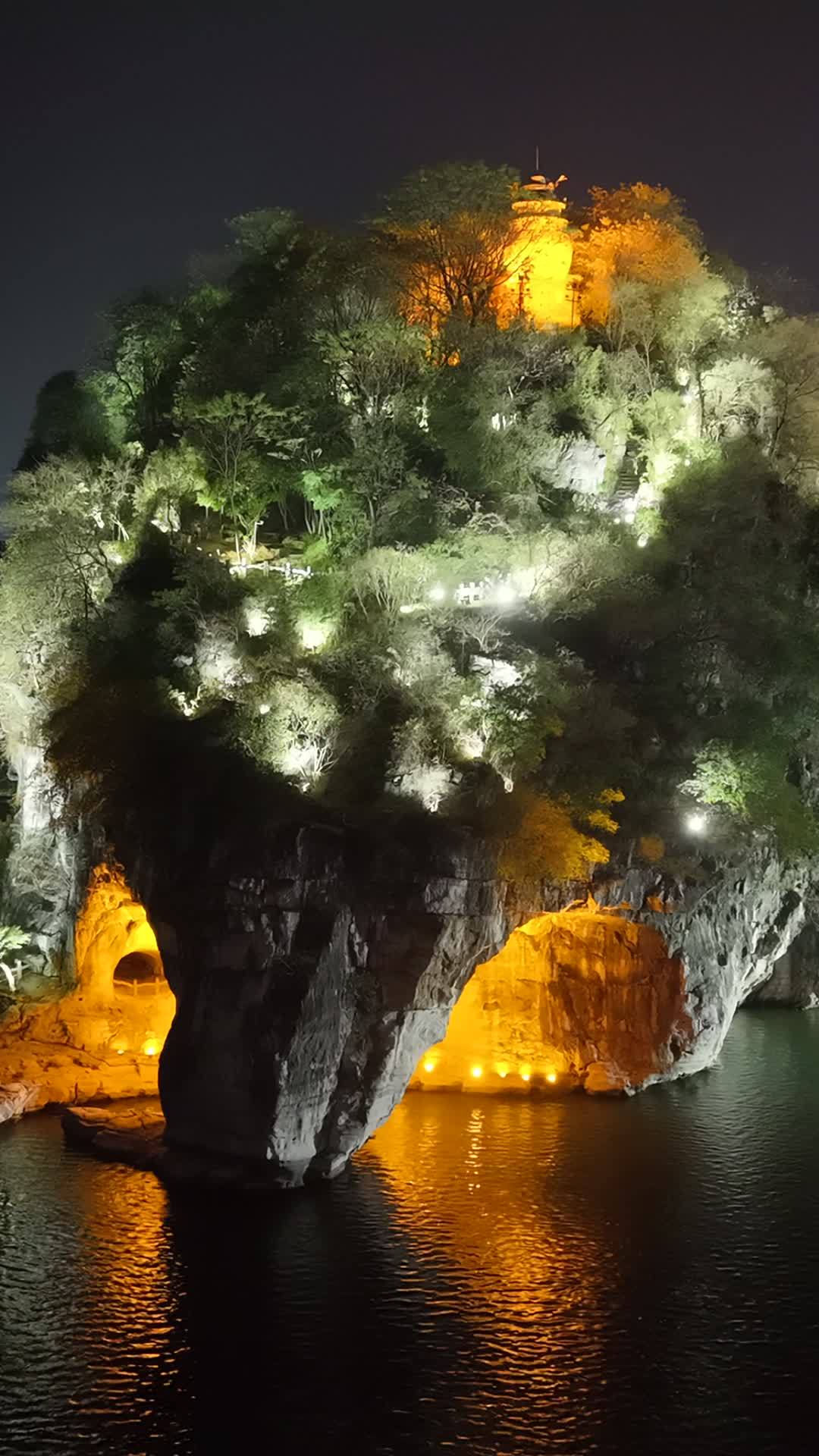 夜色中的山洞奇观