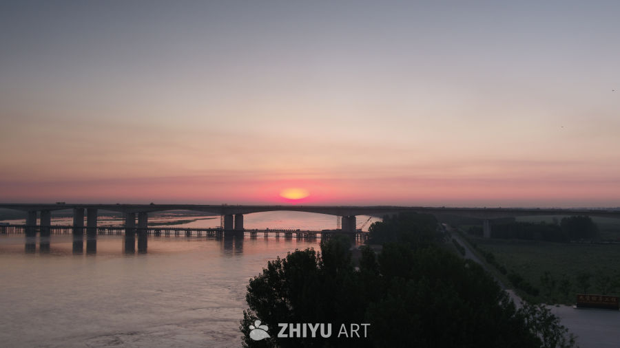 夕阳下的河桥