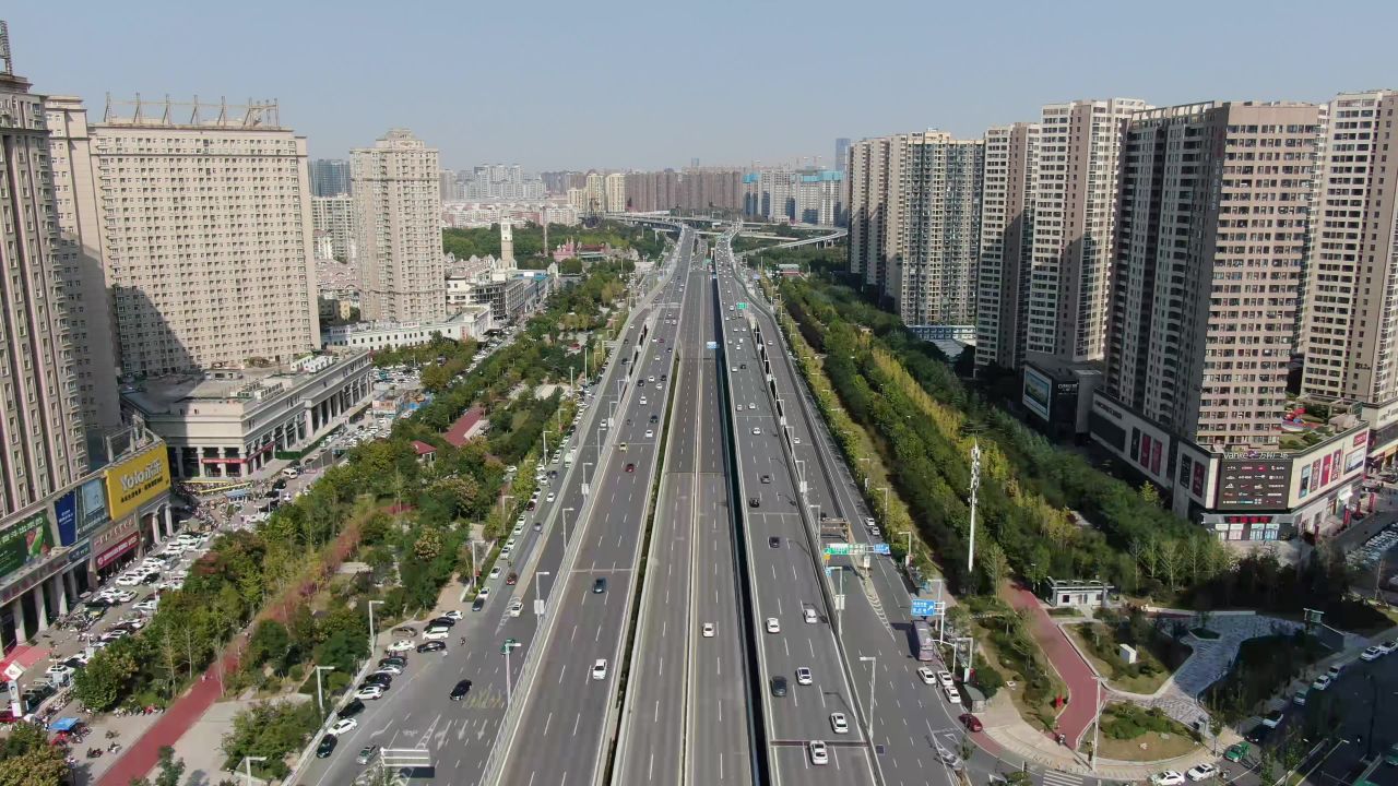 河南郑州中原大道交通车辆行驶