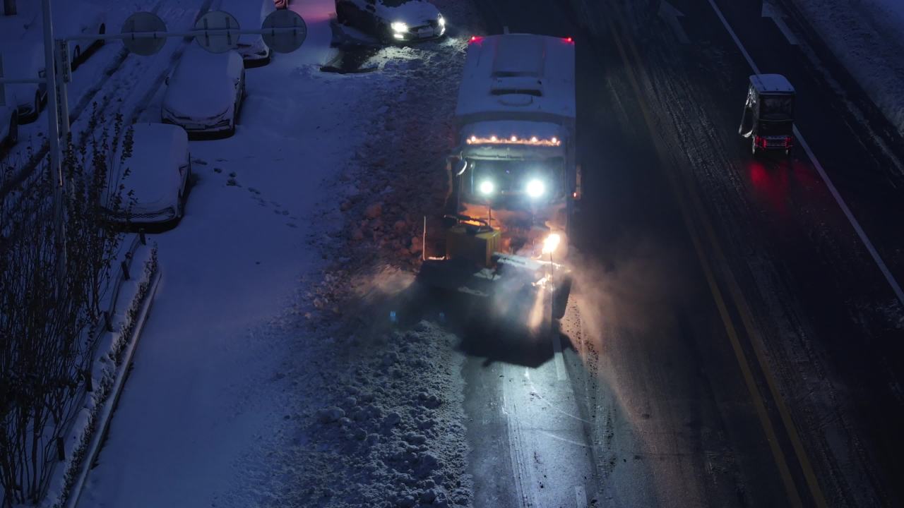 夜间雪地除雪作业