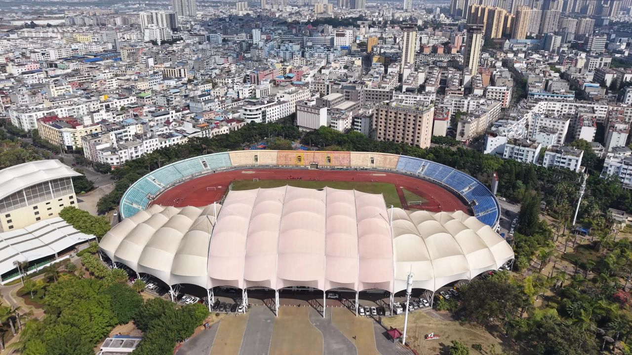 城市与体育场的空中俯瞰
