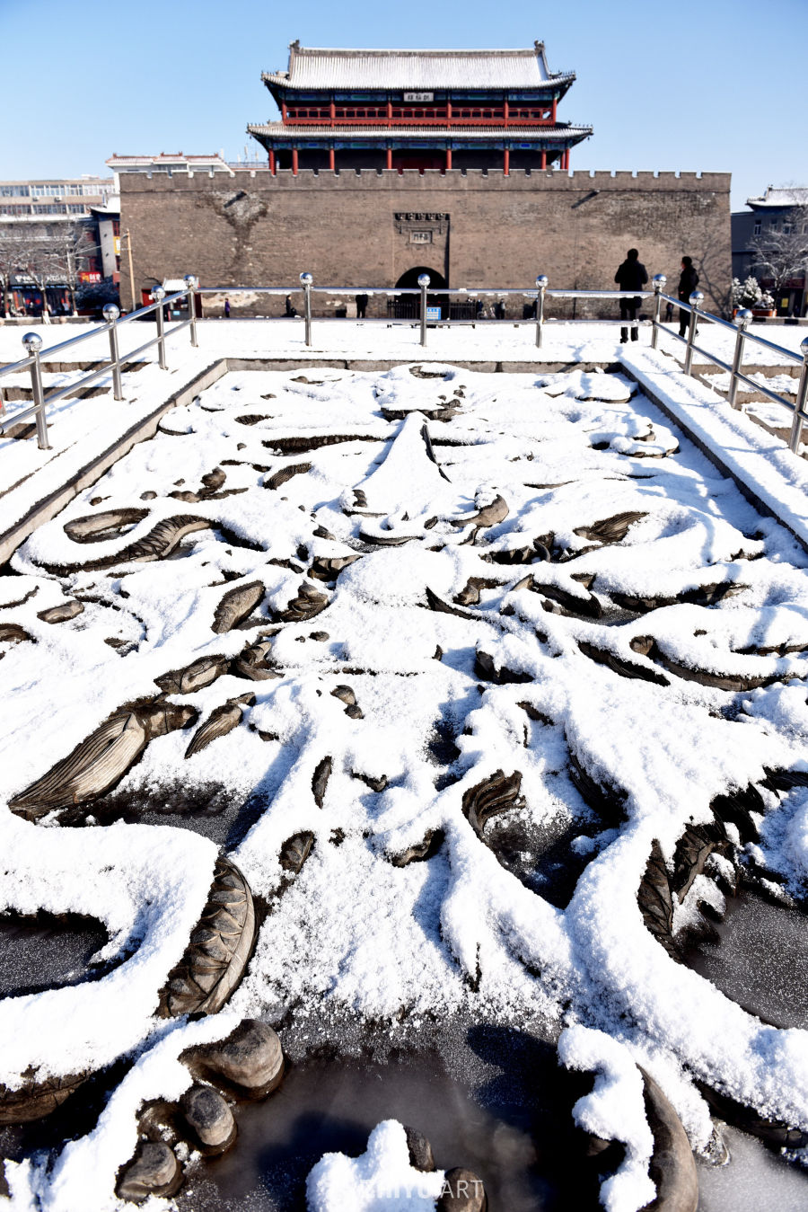 雪覆古建石雕景