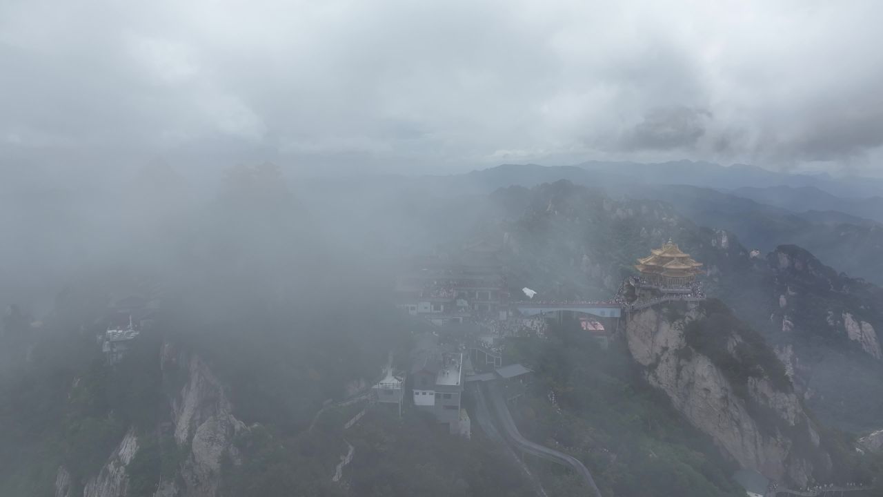 老君山4K航拍云雾山之中 10