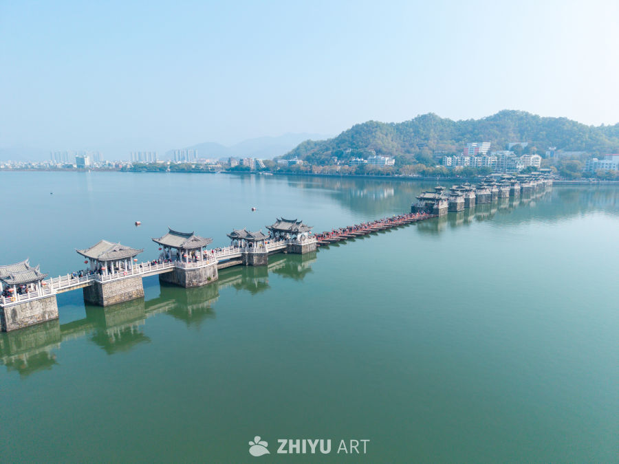 湖上古桥航拍美景