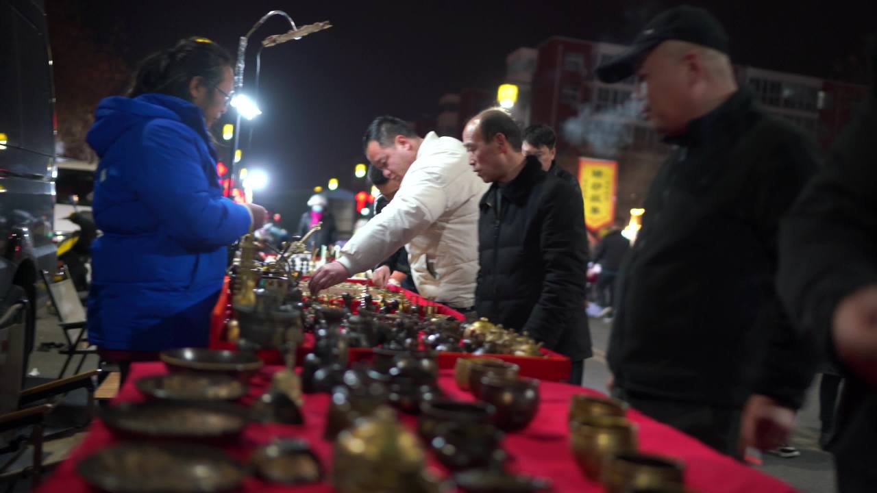 夜市摊位上的铜器交易