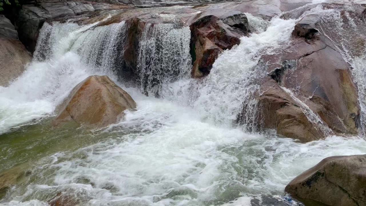 泉水潺潺