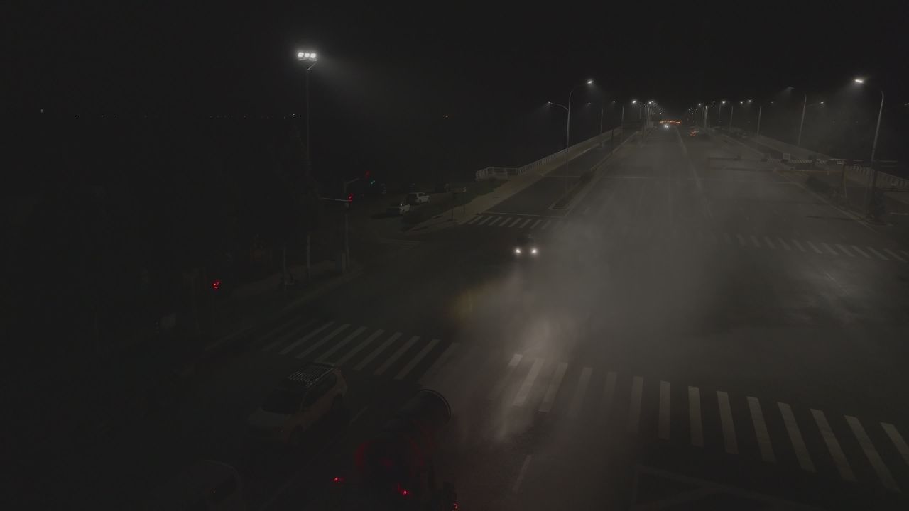夜幕下的城市街道