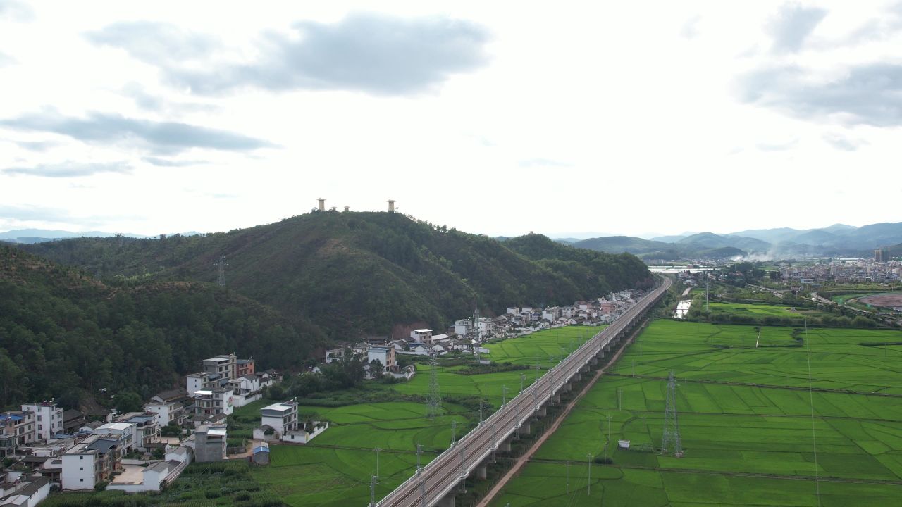 高速公路高铁穿过水稻田3