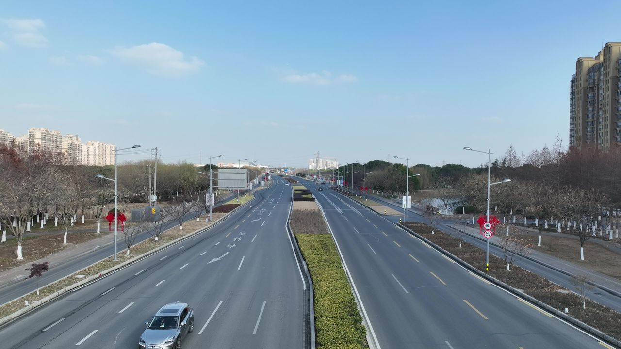 春节氛围道路中国结